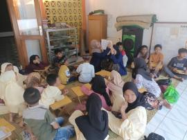 Pelatihan Mewarnai dengan Teknik Gradasi dan Gores di Masjid Nurrudin Oleh Anggota Tim KKN UNY Sumbe